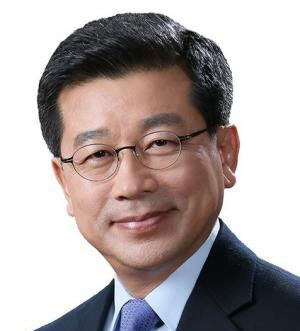 주택도시보증공사(HUG)가 서울 등 고분양가 관리지역에서 분양보증서 발급을 위해 적용하던 분양가 심사기준을 2016년 8월 이후 33개월 만에 바꾼다. 사진은 이재광 HUG사장.<연합뉴스>